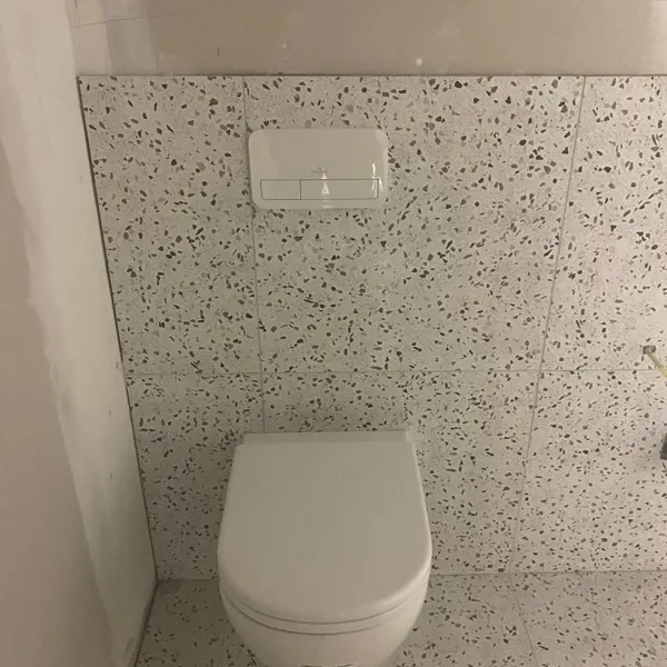 Hangtoilet afgewerkt met terrazzotegels