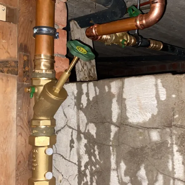 Nieuwe waterleiding in koper met afsluiter
