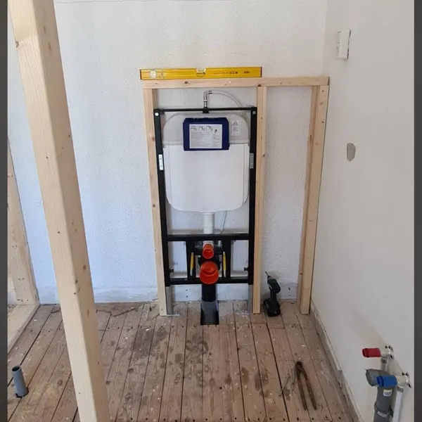 Inbouwreservoir voor hangtoilet geplaatst
